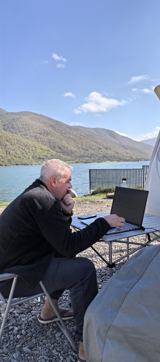 Грузия. Стоим на Жинвальском водохранилище. с. Ананури. 