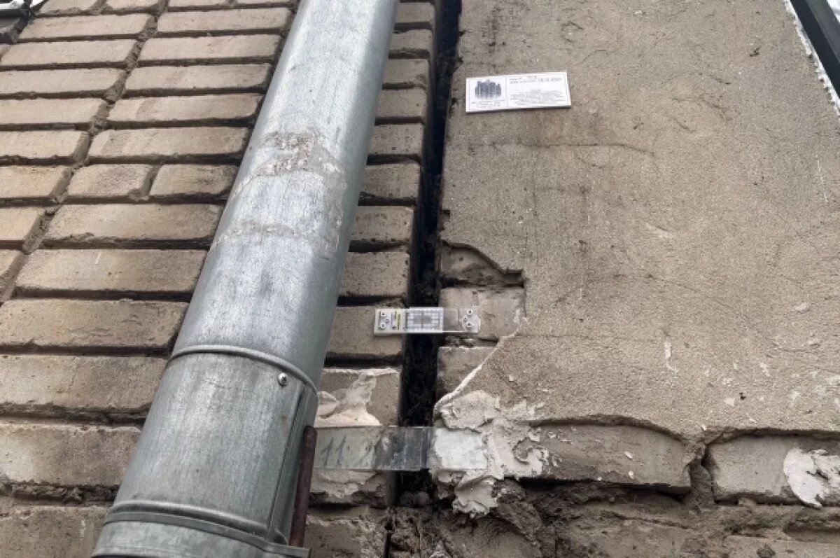    В стенах здания на пр. Чехова появилась огромная трещина.