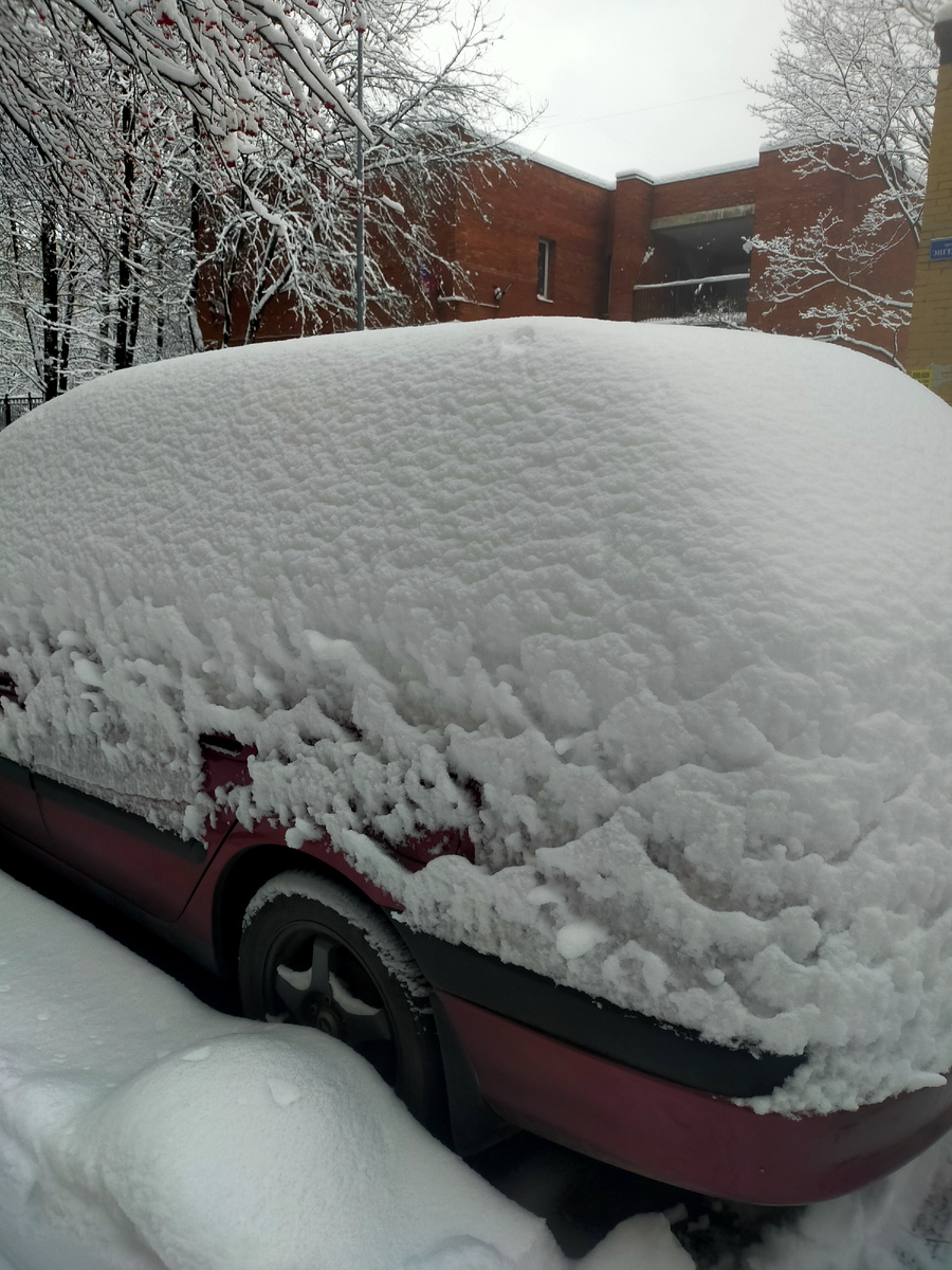 Снега навалило.Просто проходила мимо машины,она как сугроб.Вот хозяин потрудится когда решит ехать.))