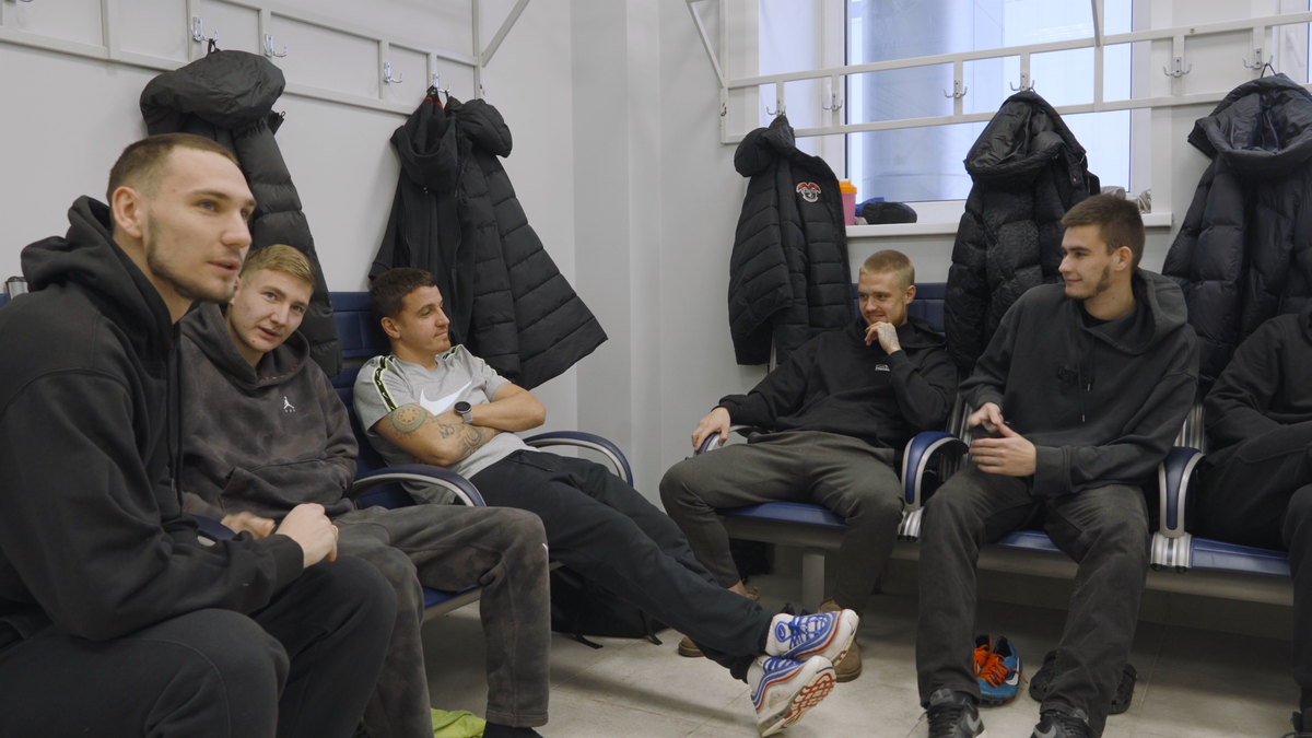 До начала тренировки - почти час, но старожилы команды уже в раздевалке. Скриншот: ФК «Сокол»