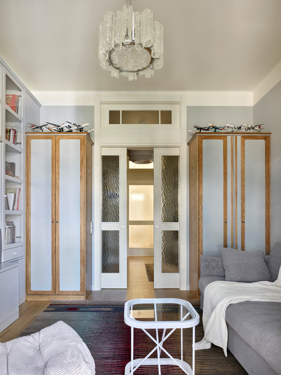 Парные шкафы в гостиной выкрашены в тон стен. На них — часть самолетов из коллекции хозяина.