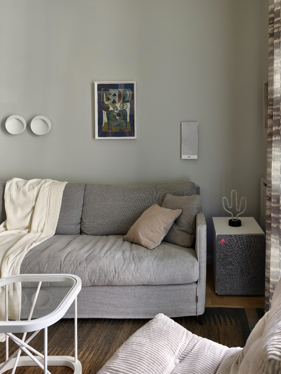 Над диваном в гостиной работа Тонино Гуэрры.