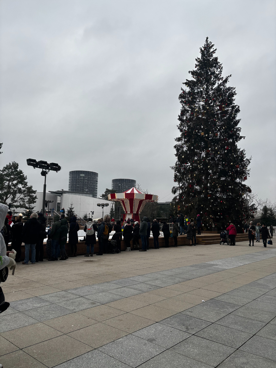 Листайте вправо.