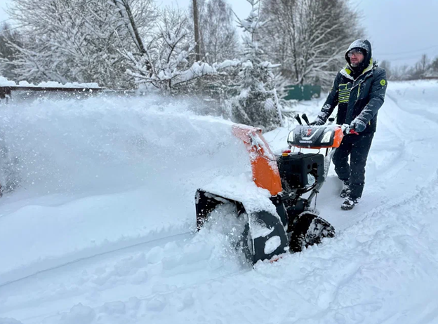 Гусеничный снегоуборщик YARD FOX 6654ET – идеально подходит для неровных поверхностей и больших территорий
