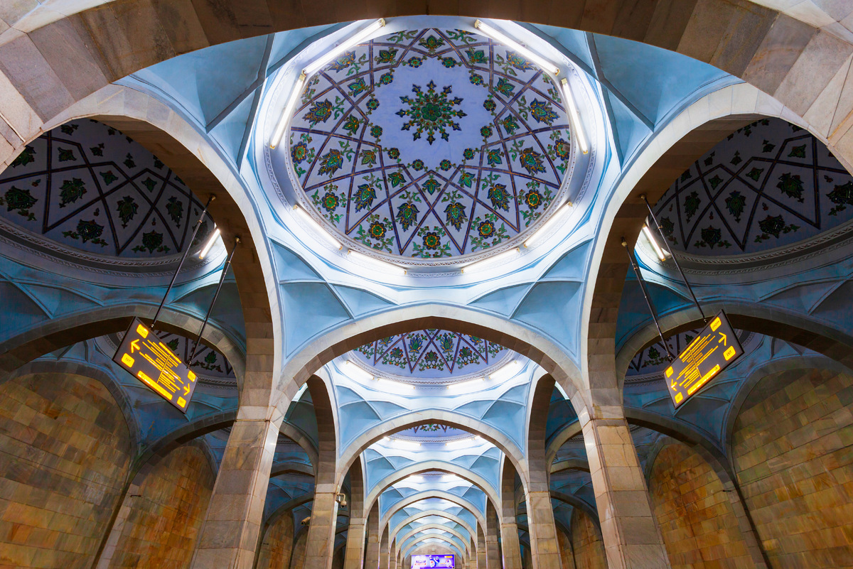 В ташкентском метро много необычно оформленных станций, например «Алишера Навои». Фото: saiko3p / Shutterstock