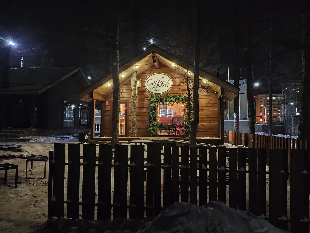 Особенно красиво светится вечером, привлекая замёрзших посетителей Экопарка своими огоньками