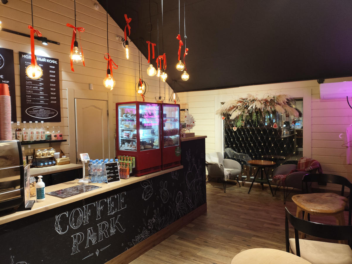 Это практически весь зал - за барной стойкой есть ещё высокий столик у стены с барными стульями