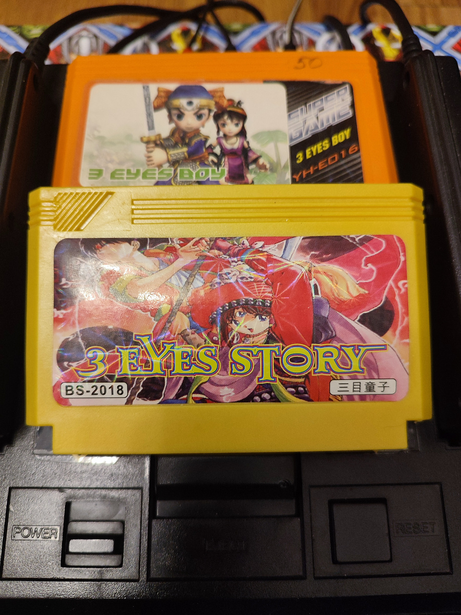 Фото сделаны мной. На фото игра "Трехглазый парень". Оригинал игры "Мицумэ га Тору" был разработан Natsume и издан Tomy в 1992,.г. для Famicom. Персонаж манги создан автором манги Осаму Тэдзука. Фото демонстрирует начальную заставку игры, а так же общий визуальный фон игры. Подробнее об этом рассказано в статье. Все материалы принадлежат правообладателям и размещены исключительно в информационных целях.