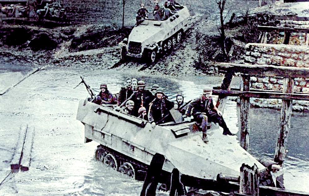 Мотопехота вермахта на бронетранспортерах Sd.Kfz. 251. Восточная Европа, 1944 г.