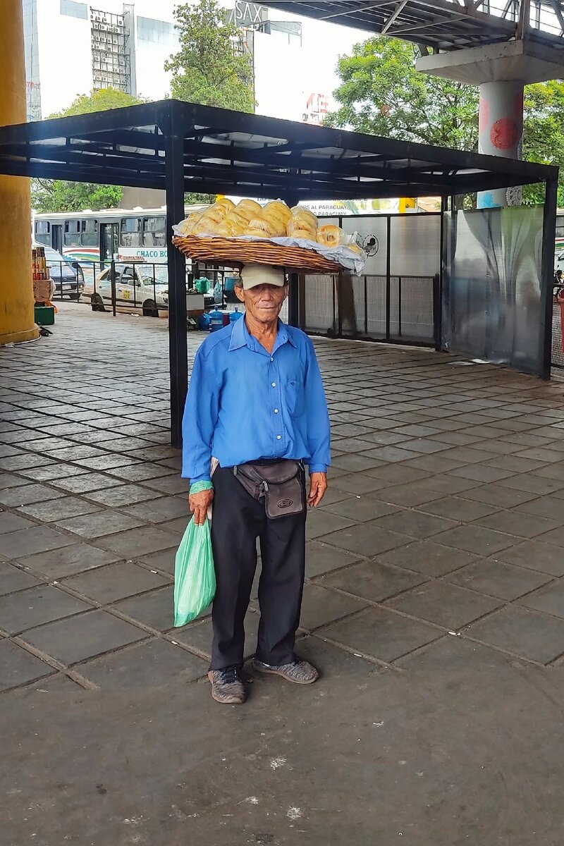 Индеец торгующий выпечкой