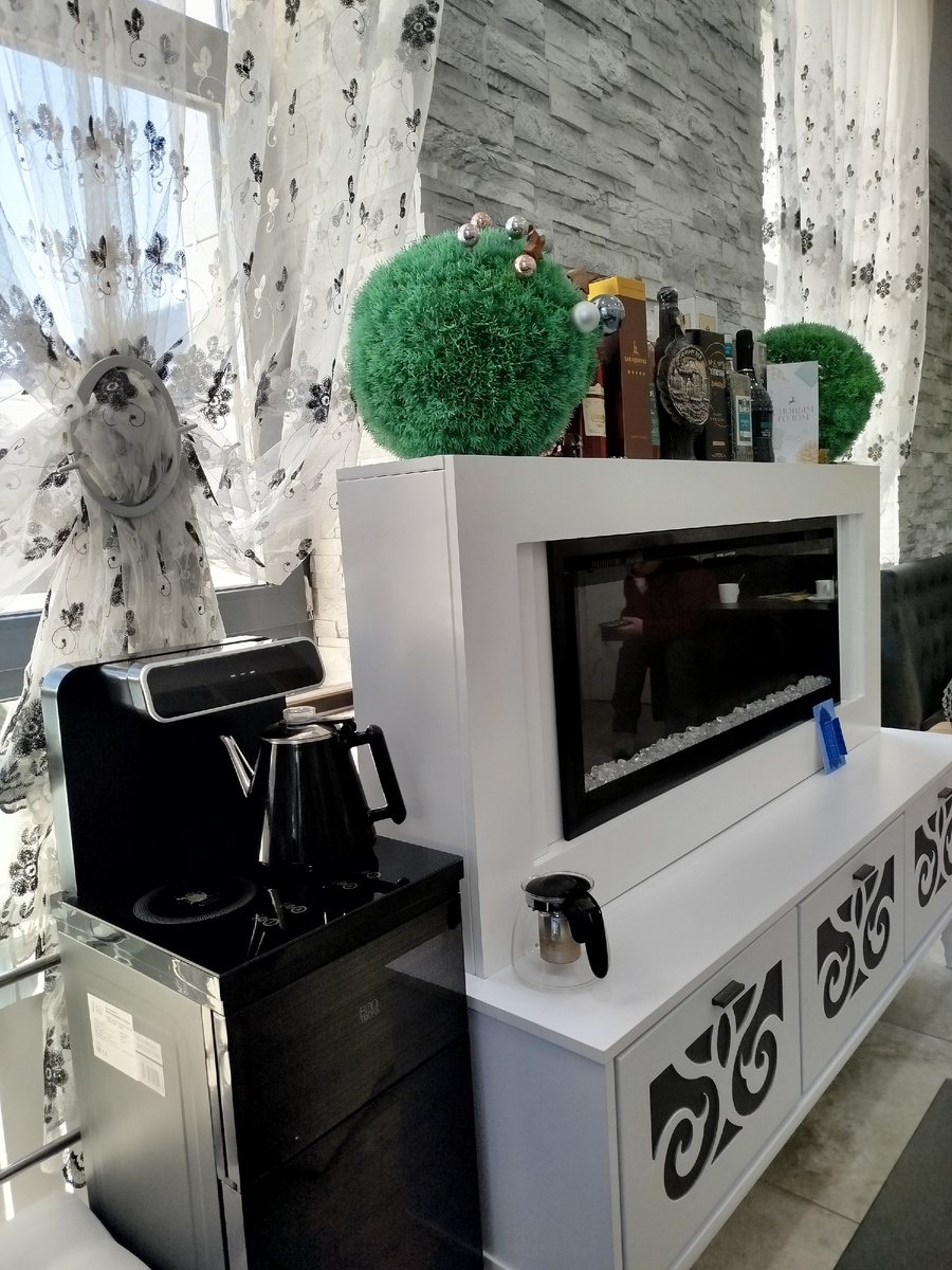 Даже камин, а в чайник вода сама наливается)