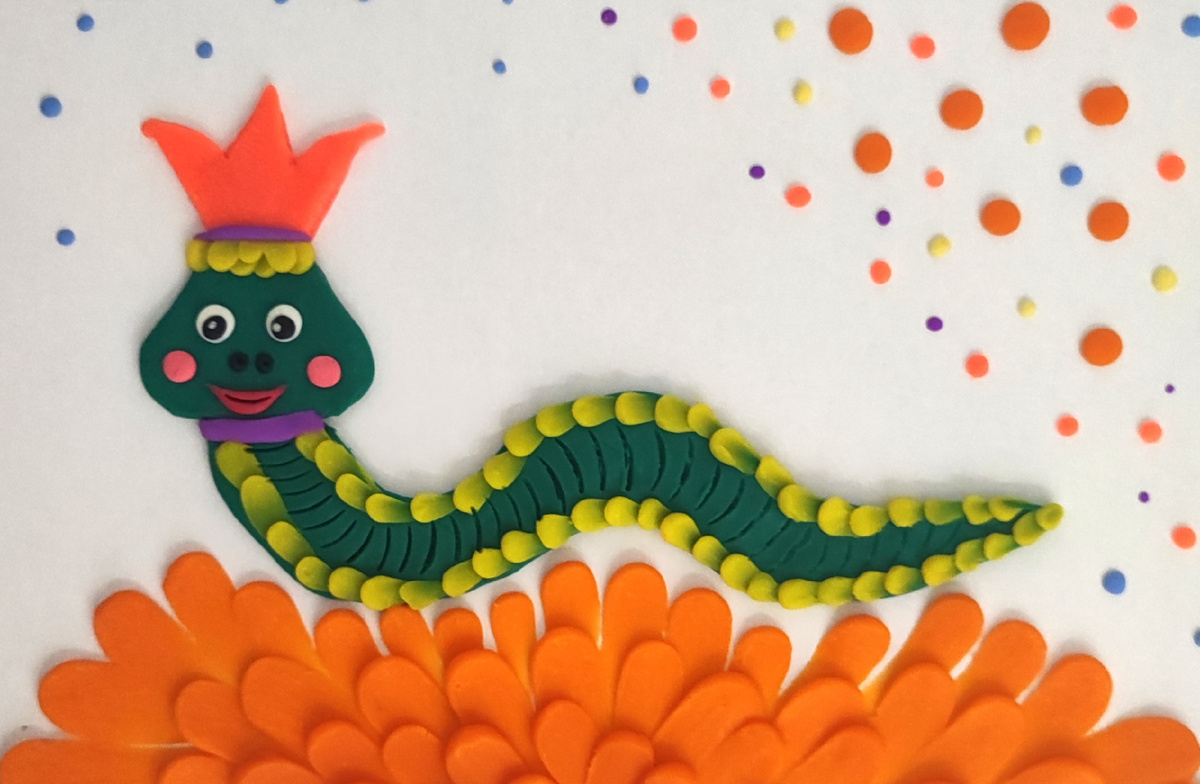 Готовый вариант аппликации из пластилина на картоне Змейка - королева на канале Лепим с Таней 