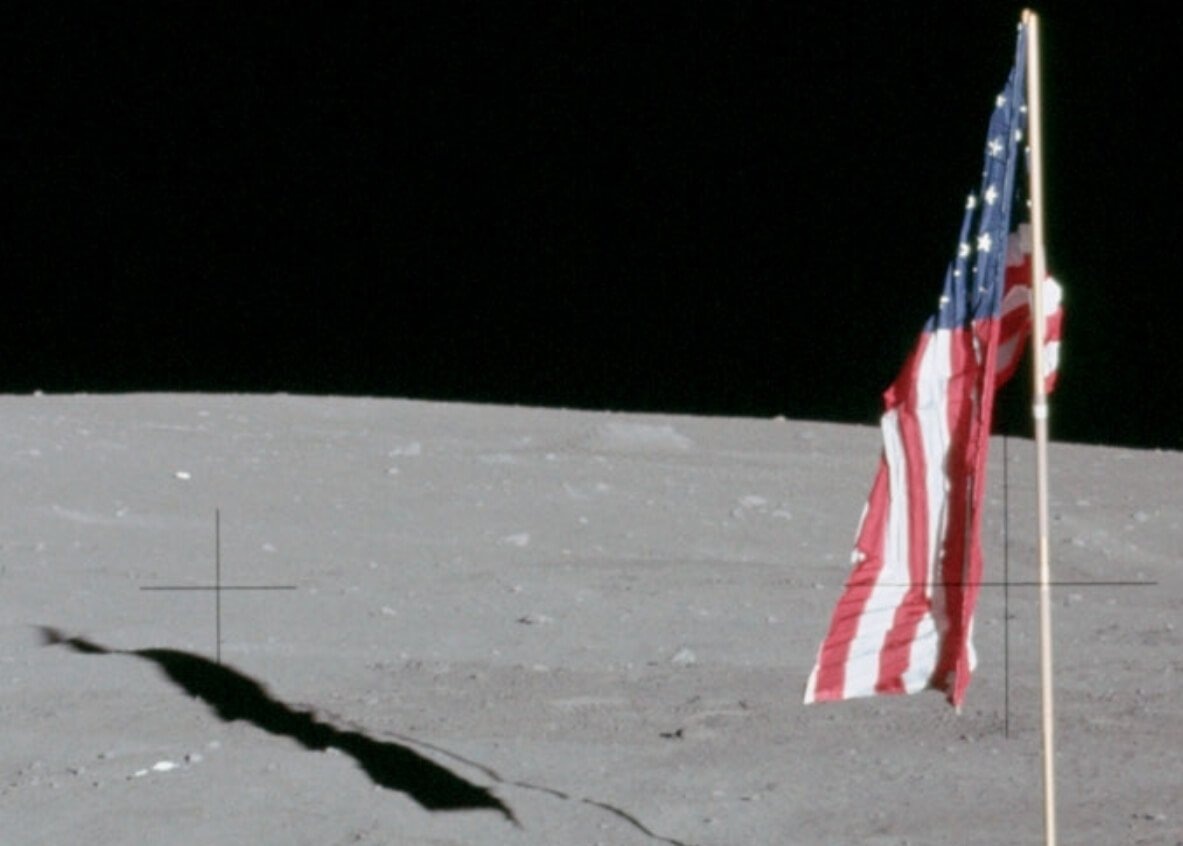    На Луне уже давно никого не было, и обнаружить флаги можно разве что по их теням. Источник изображения: NASA