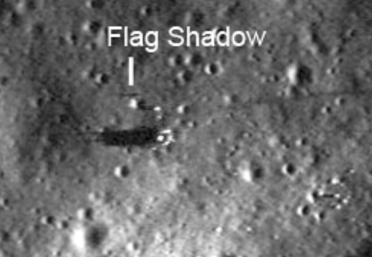    Считается, что крошечная точка на фотографии &mdash; это тень от флага миссии &ldquo;Аполлон-12&rdquo;. Источник изображения: NASA