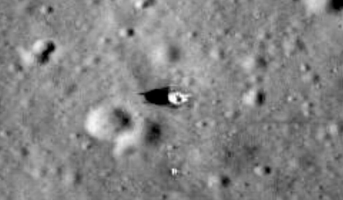    От обнаруженных орбитальным аппаратом объектов тень падает под разным углом, и его форма характерна для флага. Источник изображения: NASA