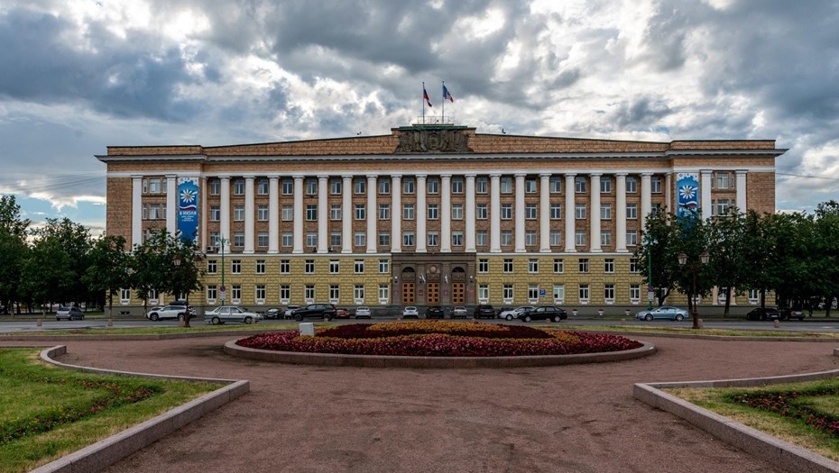   Великий Новгород. Здание правительства и Новгородской областной Думы. Автор фото: Тихонов Михаил