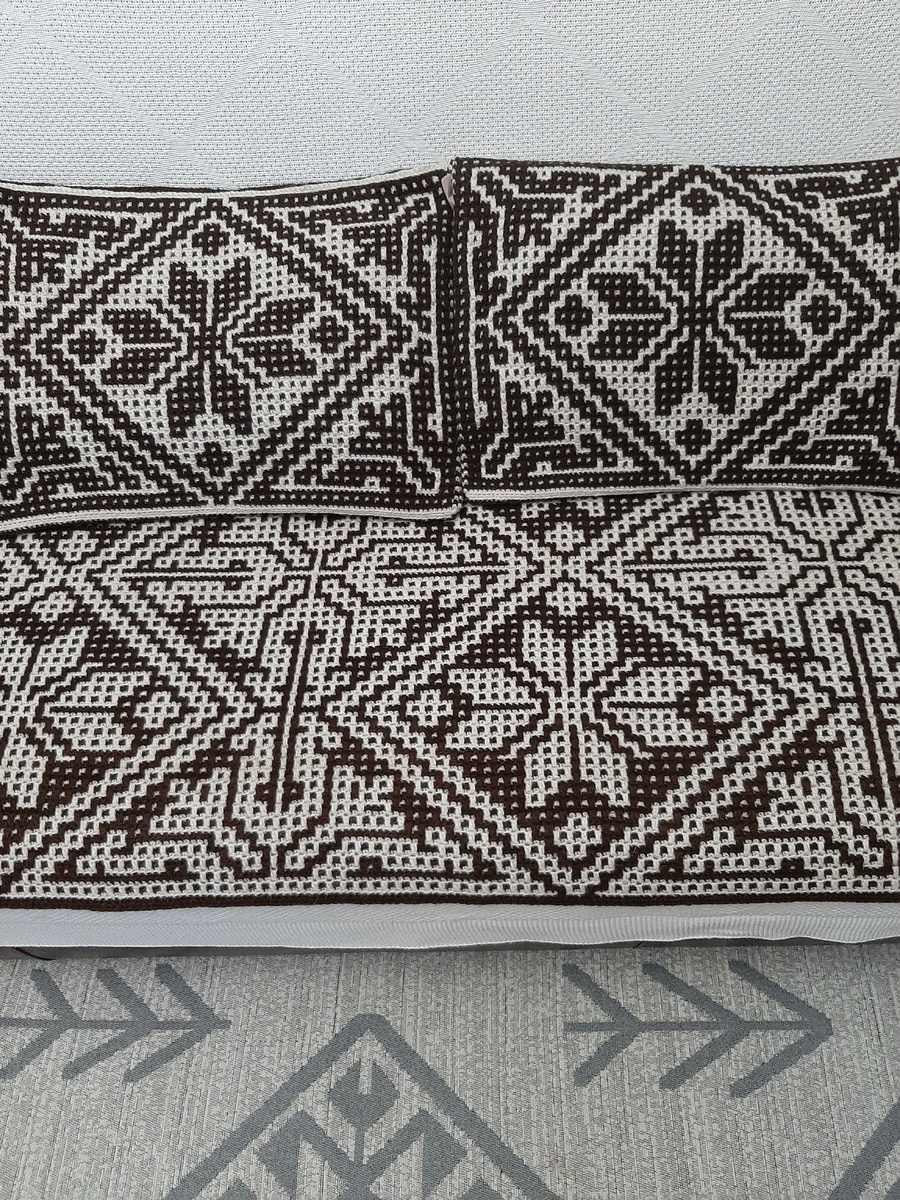 Комплект из 2-х декоративных наволочек и дорожкина кровать.