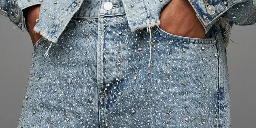    Нарядные джинсы – отличный способ встретить Новый год с блеском, не изменяя удобству.allsaints.com