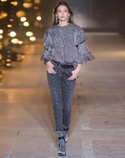    Нарядные джинсы можно смело дополнять сверкающими аксессуарами и украшениями.isabelmarant.com