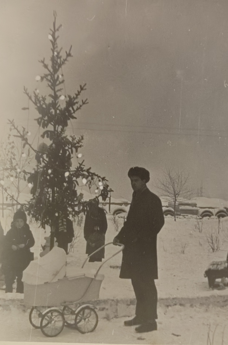 Мой первый Новый год. Мы с папой гуляем в парке на фоне пушистой красавицы)). 