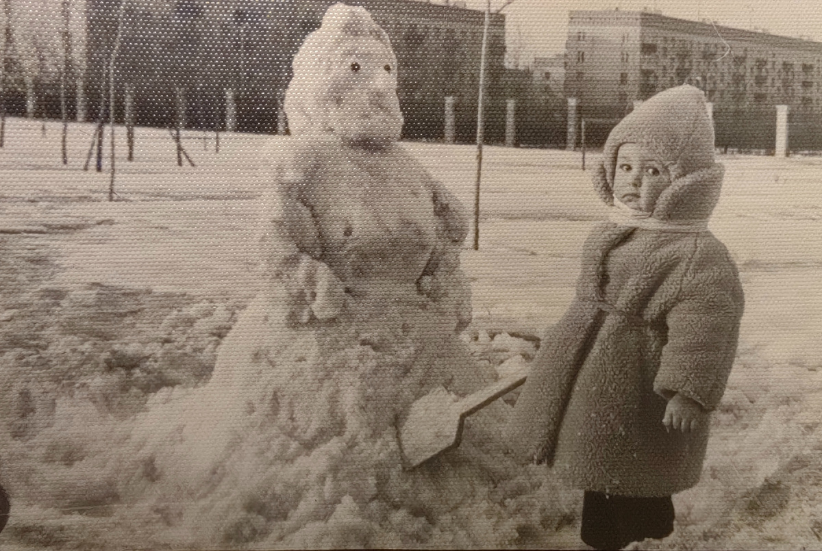 Типичный зимний пейзаж полувековой давности в Москве и типичное дитя тех времён в цигейковой шубке-шапке, валенках и с деревянной лопаткой. На фото автор. Но с таким же успехом в данном облачении мог быть мальчик - оно было универсально))