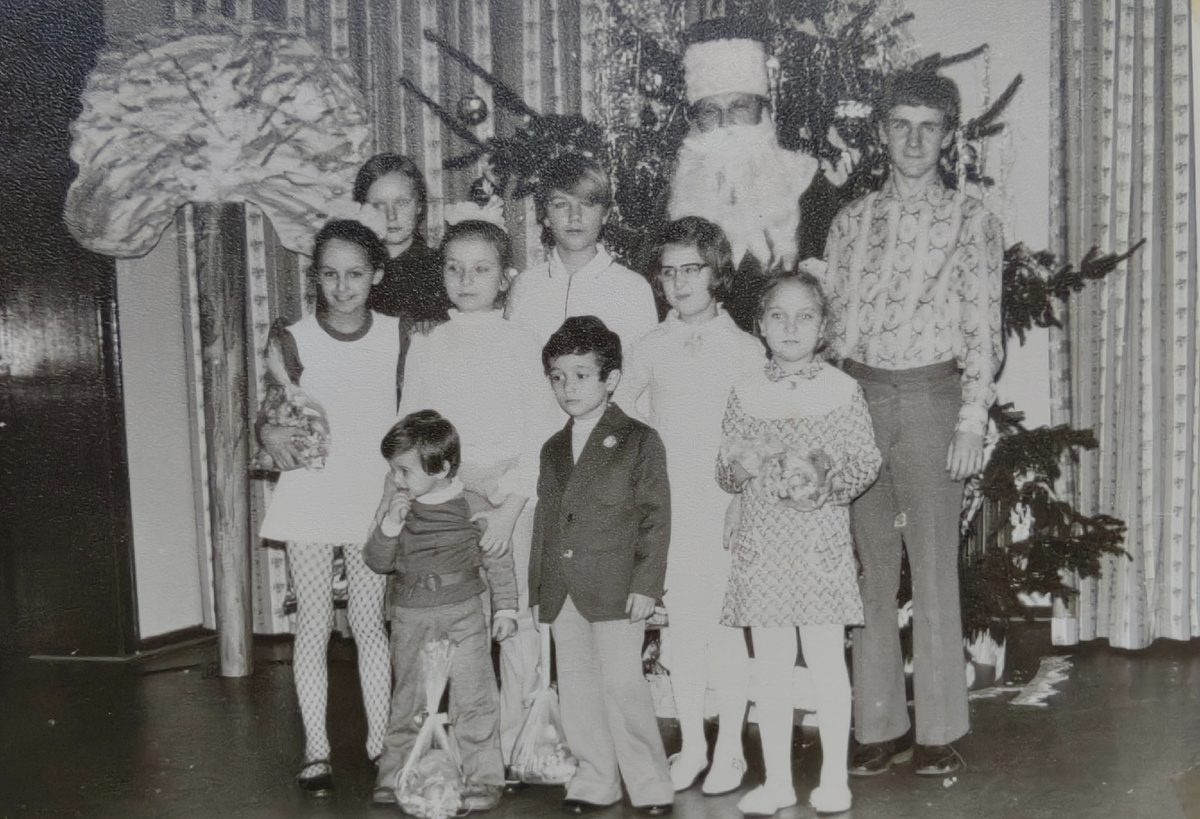 Новогодний праздник в доме офицеров. Г. Цвиккау ГДР. Автор - крайняя слева с подарочным мешком сладостей)).