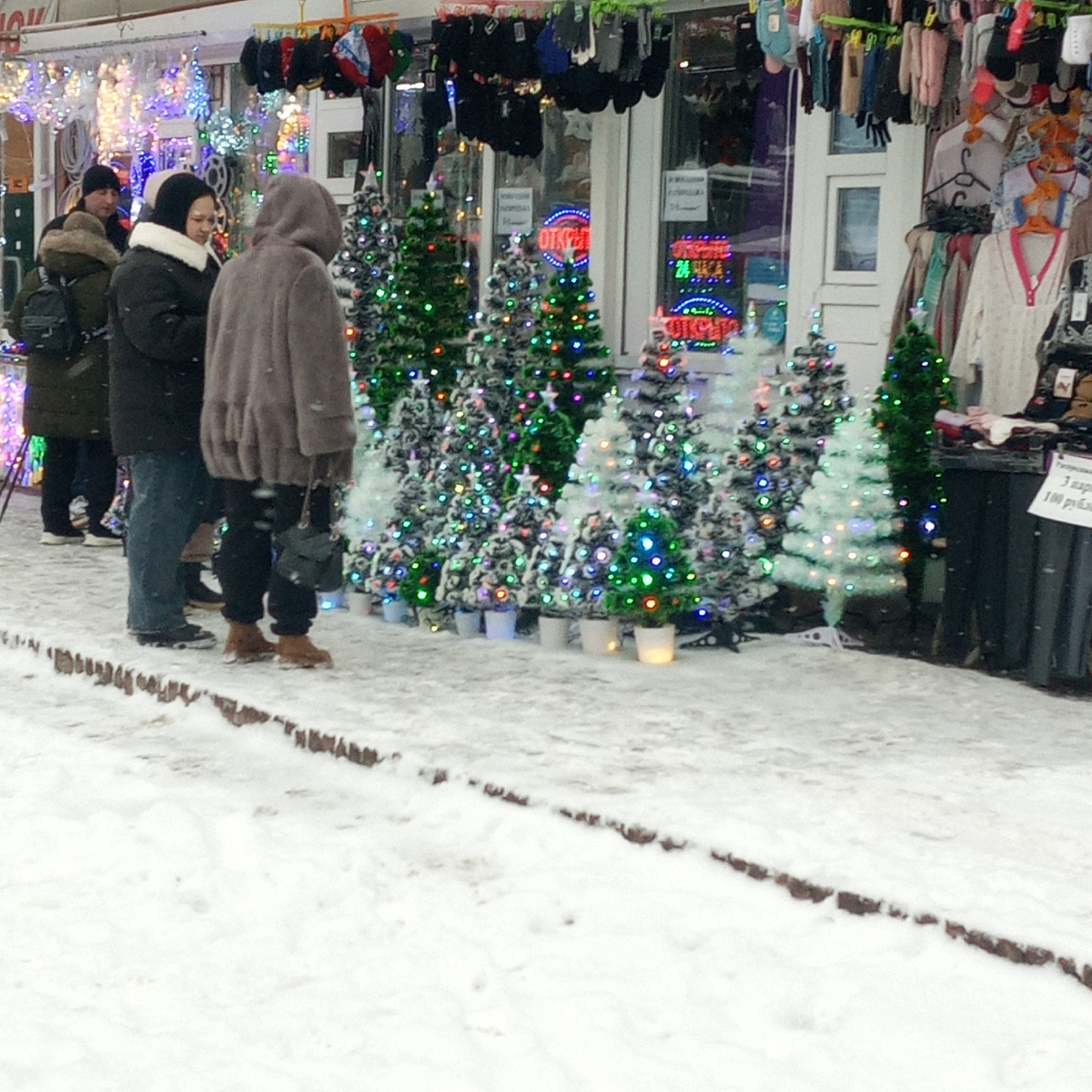 На каждом шагу уже вовсю продают ёлки и гирлянды
