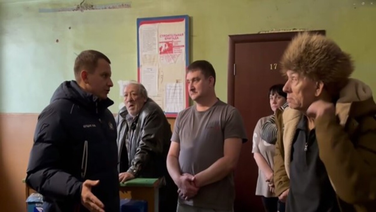     Мэр Курска Игорь Куцак выехал по обращению жителей общежития, расположенного на ул. Литовской