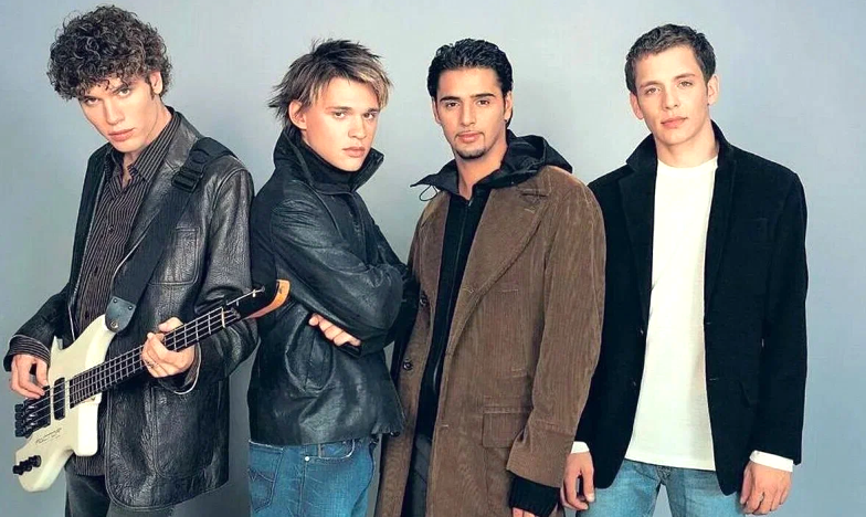 на фото Александр Асташенок (справа) и группа "Корни"