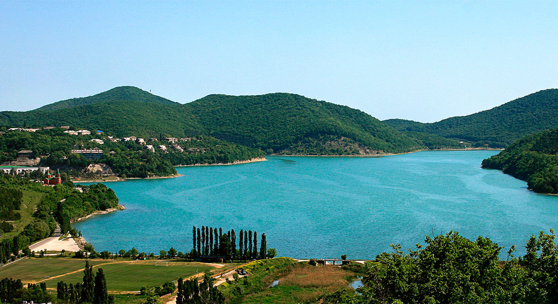 Озеро Абрау-Дюрсо. Фото livelib.ru.