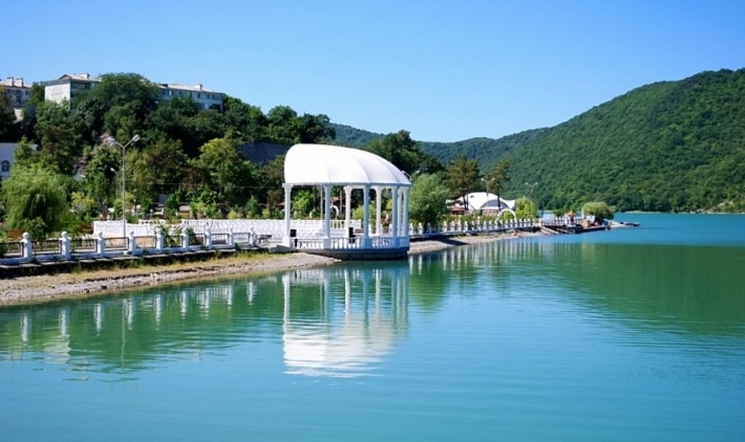 Озеро Абрау-Дюрсо. Фото swimmasters.ru.