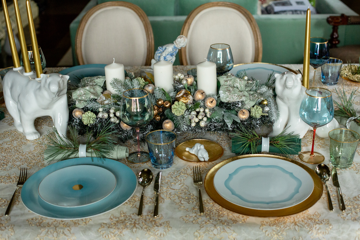     Сервировка стола на Новый год: в красно-зелёных и мятных тонах. И даже с чёрной скатертью!