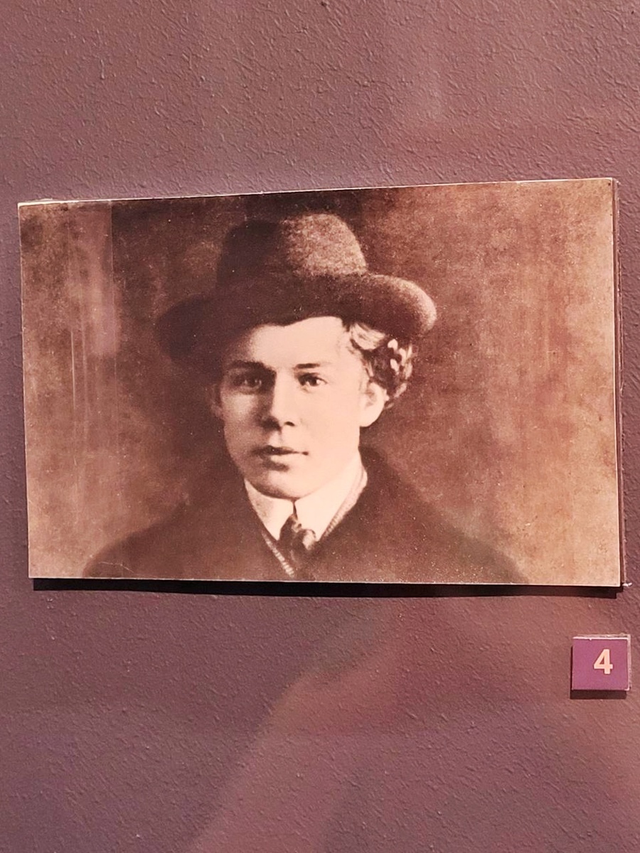 В музее есть фото Есенина 1913 года, когда он и жил здесь с отцом 