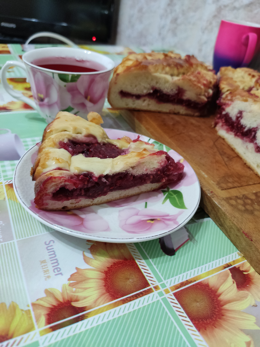 Что бы согреться зимой, после тяжёлого рабочего дня. Нужно выпить чашечку чая или кофе. Просто так пить не интересно. .... Хочется вкусняшку. Я люблю такую выпечку, сладенькая и питательная . Для такого пирога нам понадобится: