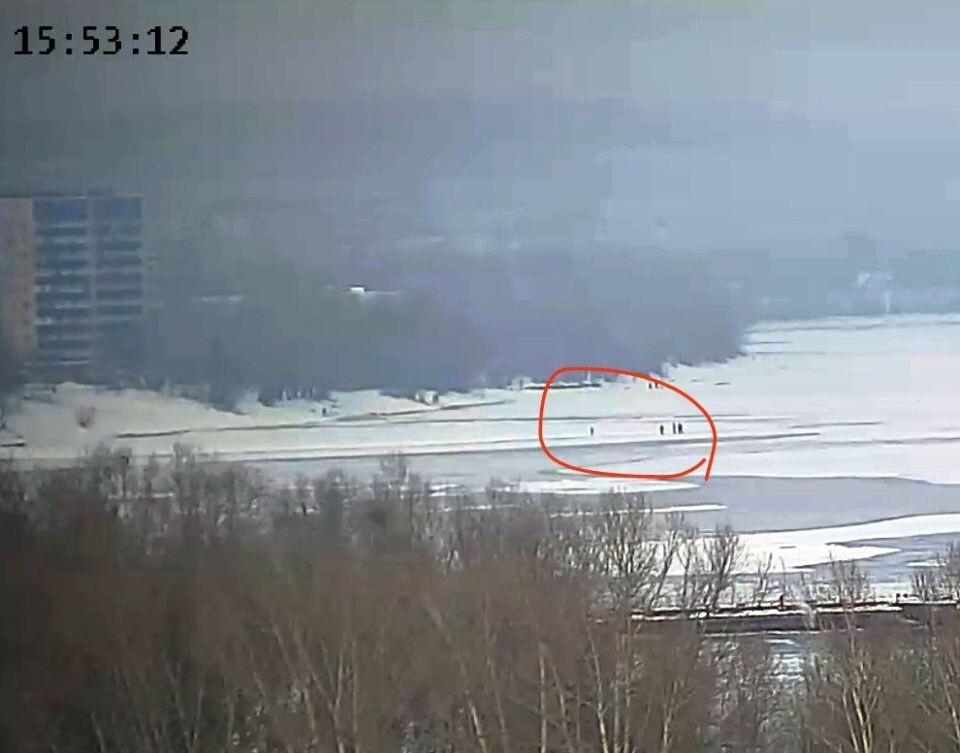    Люди гуляют по льду в Бийске. Источник: "Инцидент Бийск"