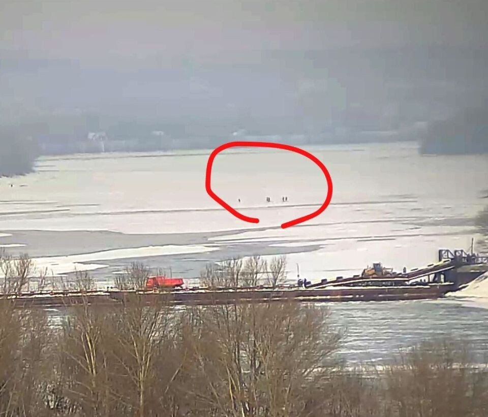    Люди гуляют по льду в Бийске. Источник: "Инцидент Бийск"