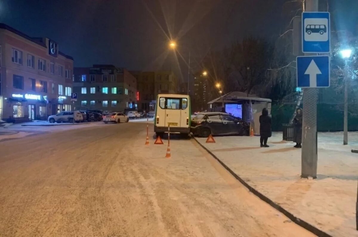    В Тюмени автомобиль вынесло на остановку и отбросило на автобус