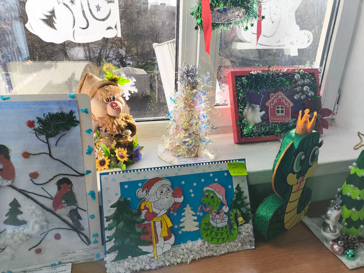 Тифлокомментарий. Выставка поделок в Гошкиной школе. Белка с домиком на окне наша