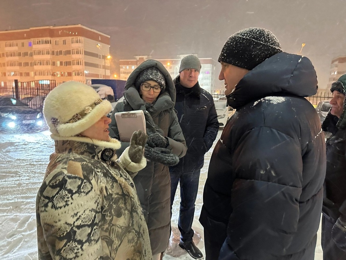    Глава Нефтеюганск провел встречу с жителями 11В микрорайона