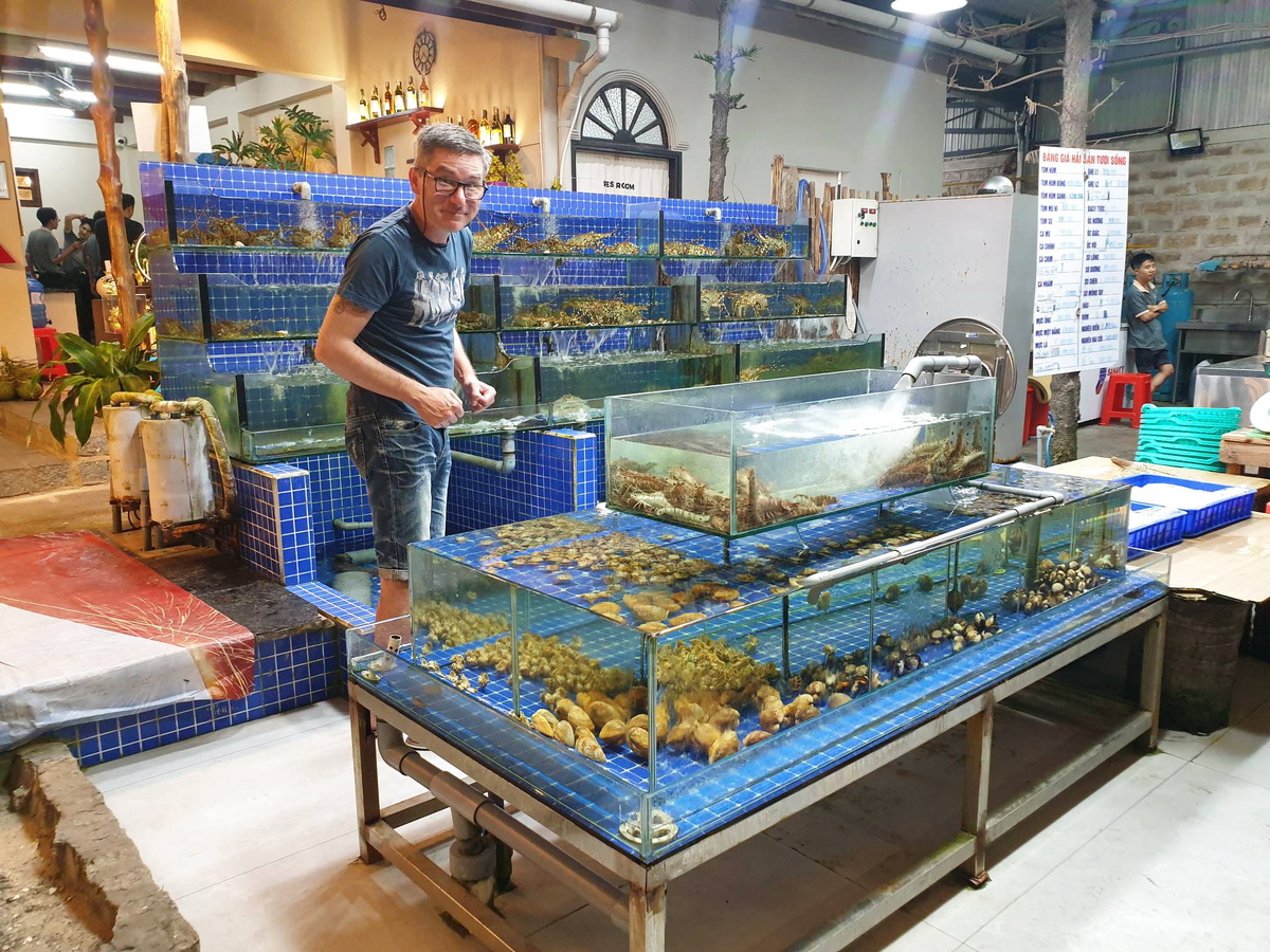 Аквариум со съедобной живностью при входе в ресторане Casa Muine