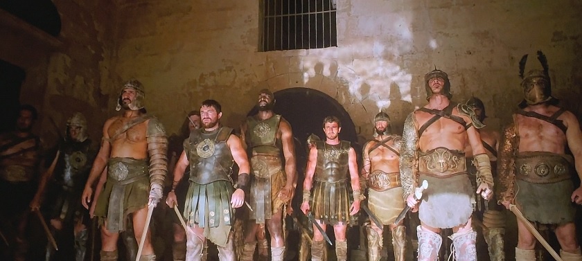 Луций на фоне остальных гладиаторов - как хоббит Фродо среди людей)).