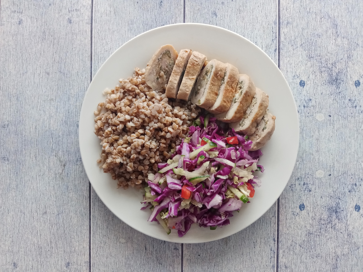 Завтрак. Куриный рулет с яблоками, гречка и салат из капусты.