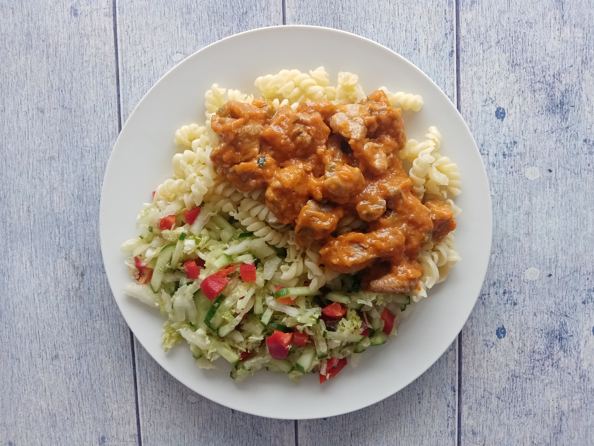 Обед. Макароны, индейка в томате и салат.