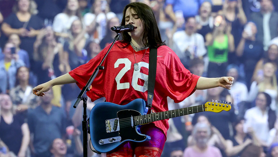 Билли Айлиш признается, что поклонники постоянно бросают в нее различные предметы (Источник: Kevin Mazur / Getty Images)