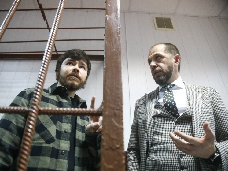 БЛОГЕР АЯЗ ШАБУТДИНОВ, ОБВИНЯЕМЫЙ В МОШЕННИЧЕСТВЕ (НА ФОТО СЛЕВА), ТОЖЕ НАДЕЕТСЯ, ЧТО ЕГО ПРЕБЫВАНИЕ В СИЗО НЕ ЗАТЯНЕТСЯ. ХОТЯ ПОШЕЛ УЖЕ ВТОРОЙ ГОД...ФОТО: АГН «МОСКВА»