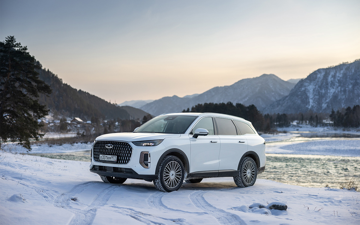 Chery📷Оскал тигра в виде светодиодных бумерангов на переднем бампере да широченная улыбка радиаторной решетки — пожалуй, все, что может запомниться в Chery Tiggo 9 при взгляде спереди