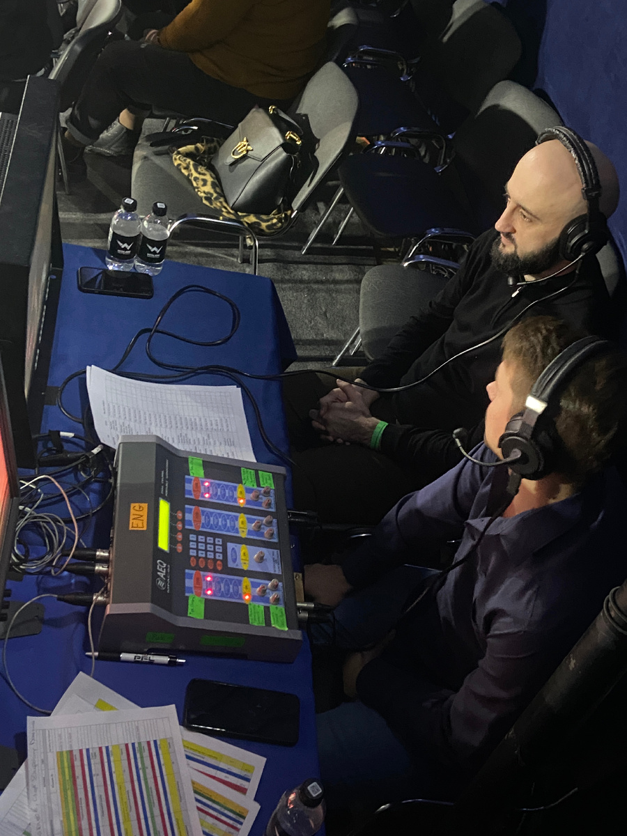 Работа комментаторов турнира в прямом эфире .