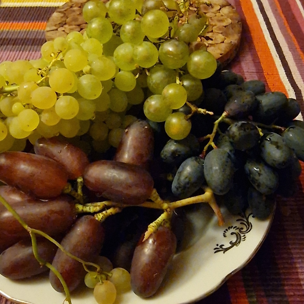 Начало августа: самые первые созревшие у нас в этом году кисточки.