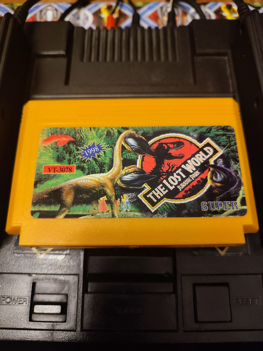 Фото сделаны мной. На фото игра "The Lost World". Оригинал игры "Jurassic Park" был разработан разработан и издан Ocean в 1993,.г. для  Game Boy, NES. Фото демонстрирует начальную заставку игры, а так же общий визуальный фон игры. Подробнее об этом рассказано в статье. Все материалы принадлежат правообладателям и размещены исключительно в информационных целях.