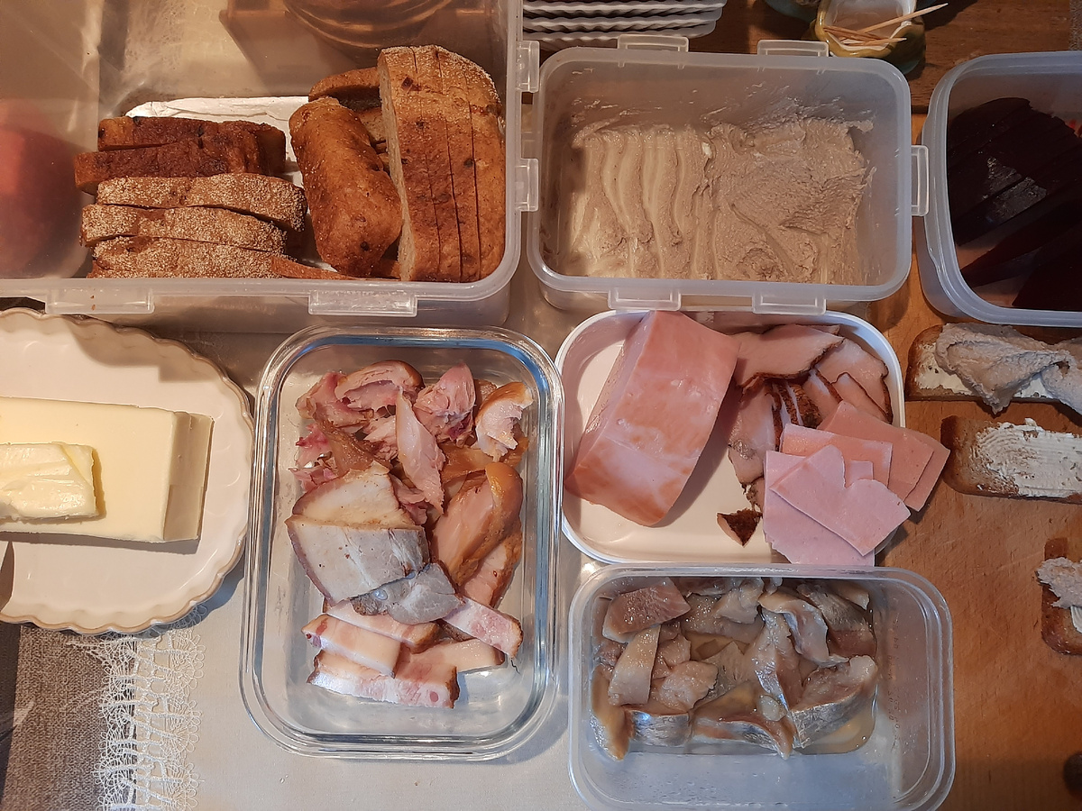 На столе разные виды хлеба, сливочное масло, копчёный куриный окорочок, грудинка, варёная колбаса, соленая селёдочка, паштет их консервированной скумбрии, вареного яйца и мягкого плавленного сыра, ещё отварная свёкла и творожный сыр. На фото не уместились. Это так здорово, когда есть выбор.